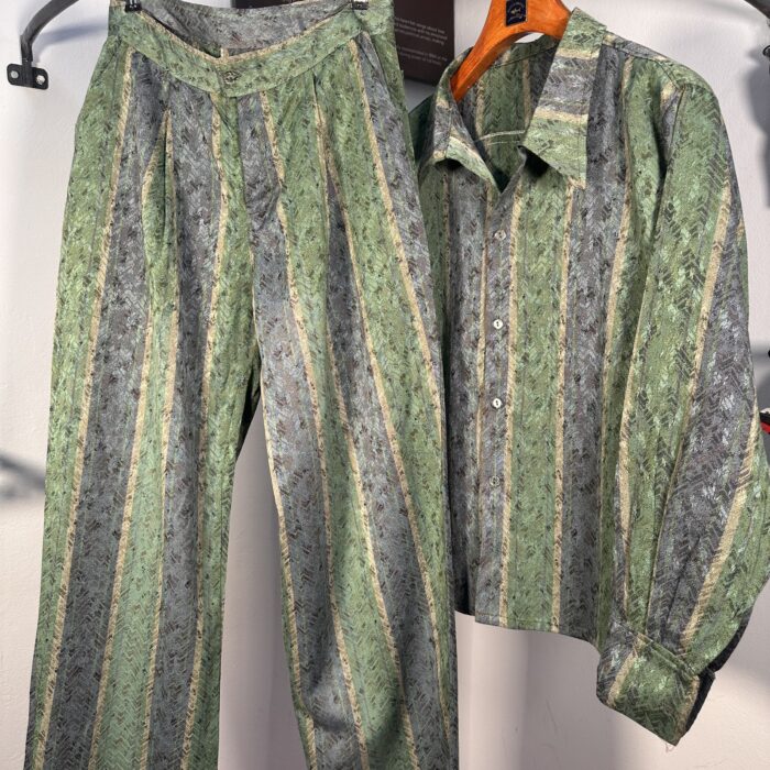 Upcycled from a 90’s top into a shirt + matching trousers (Size XL, Oversize).
Unique pieces — only one available!