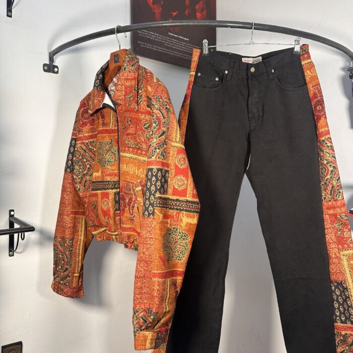 Upcycled from a 90’s top into a bomber jacket + matching trousers (Size L, Oversize).
Unique pieces — only one available!